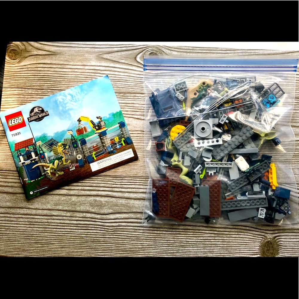 LEGO Jurassic World Dilophosaurus Outpost Attack #75931